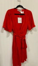 Load image into Gallery viewer, Diane Von Furstenberg Silk Dress Size 10
