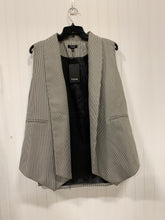 Load image into Gallery viewer, Fate Houndstooth Women’s Cape Jacket New with Tags Size Large
