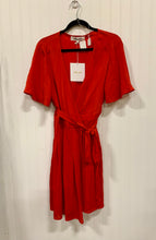 Load image into Gallery viewer, Diane Von Furstenberg Silk Dress Size 10
