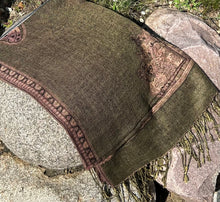 Load image into Gallery viewer, Paisley scarf with fringe
