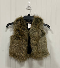 Load image into Gallery viewer, Lanshifei, fur-look vest, size 7-8
