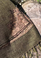 Load image into Gallery viewer, Paisley scarf with fringe
