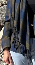Load image into Gallery viewer, Worth New York. Navy/green jacket with fringed, shawl collar, size 6
