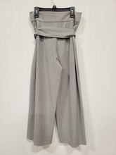 Load image into Gallery viewer, Club Monaco Grey Wide Leg Capri
