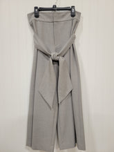 Load image into Gallery viewer, Club Monaco Grey Wide Leg Capri
